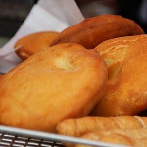 Stapel vers gebakken Johnny Cakes