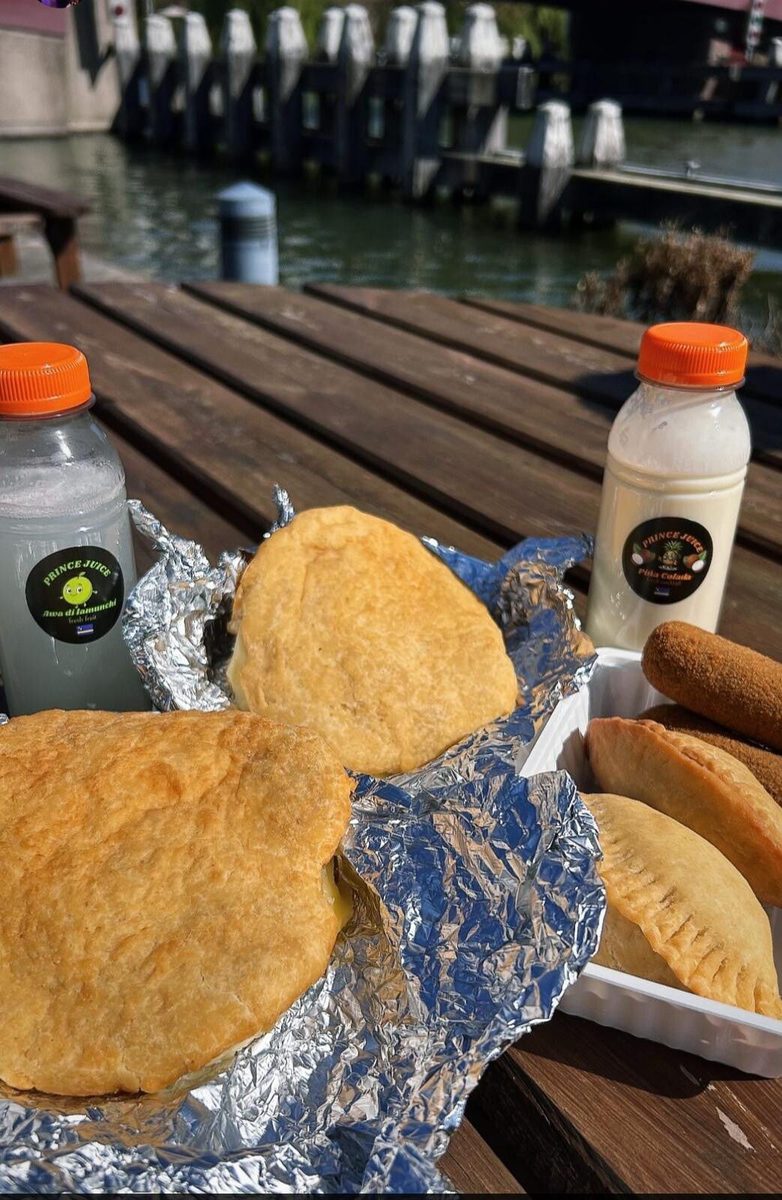 Vers gebakken Johnny Cakes en Prince Juice aan het water