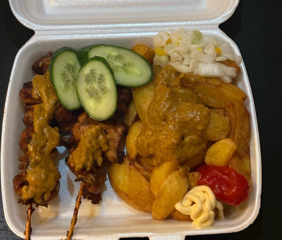Sate ku Batata met komkommer en satesaus