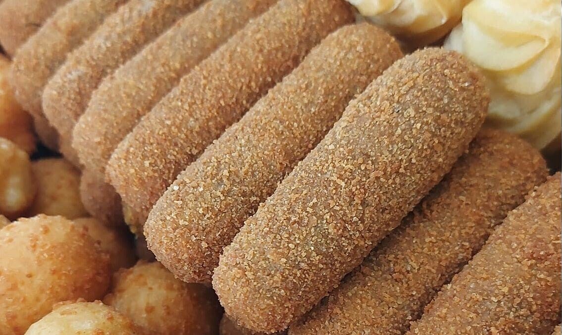 Schaal met verse kroketten en kaasballetjes voor catering